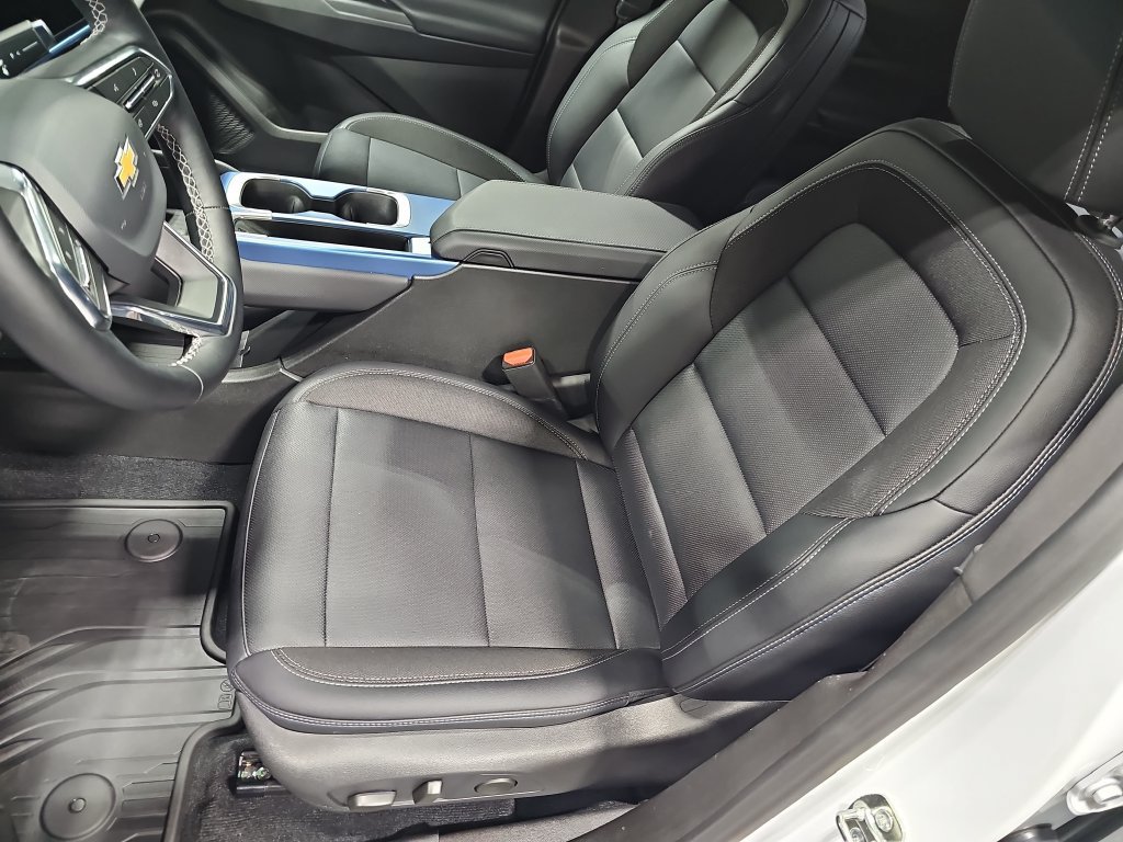 Used 2025 Chevrolet Equinox EV LT w/ LPO, All-Weather Mat Package FWD image 15