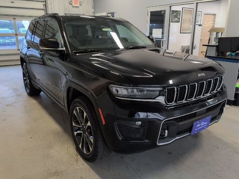 Used 2022 Jeep Grand Cherokee Overland w/ Luxury Tech Group IV AWD/4WD image 7