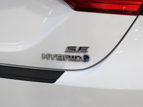 Used 2019 Toyota Camry SE w/ Sunroof Package image 32