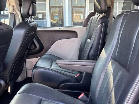 Used 2016 Chrysler Town & Country Touring image 18