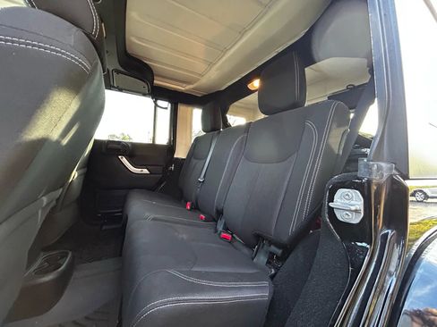 Used 2018 Jeep Wrangler Unlimited Sahara image 29