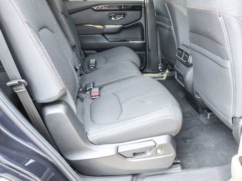 Used 2025 Honda Pilot Sport image 32