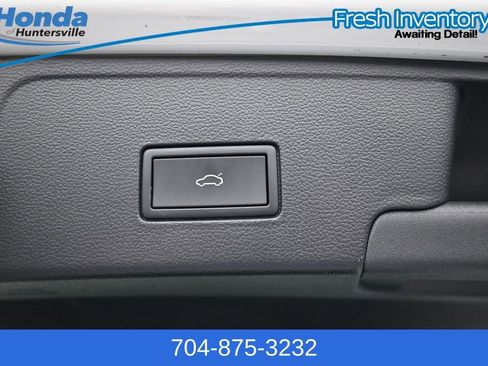 Used 2025 Volkswagen Atlas Cross Sport SE FWD image 11