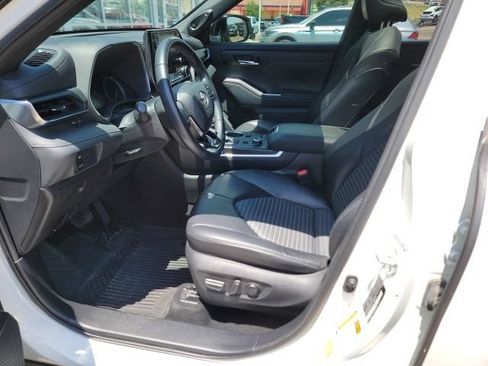 Used 2021 Toyota Highlander XSE AWD/4WD image 11