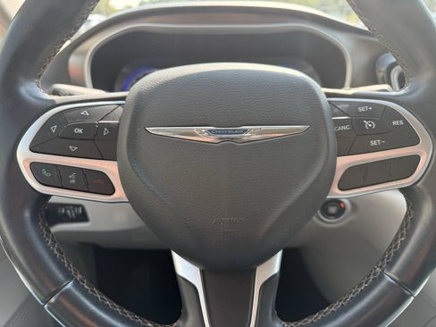 Used 2017 Chrysler Pacifica Touring-L w/ Tire & Wheel Group FWD image 23