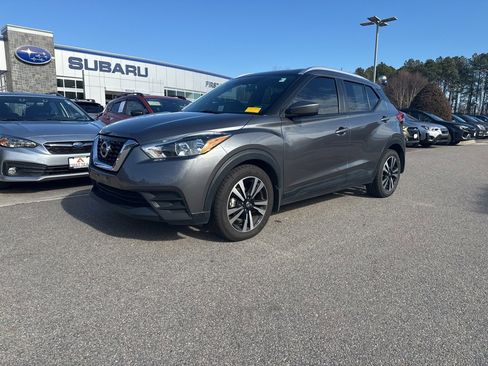 Used 2018 Nissan Kicks SV image 2