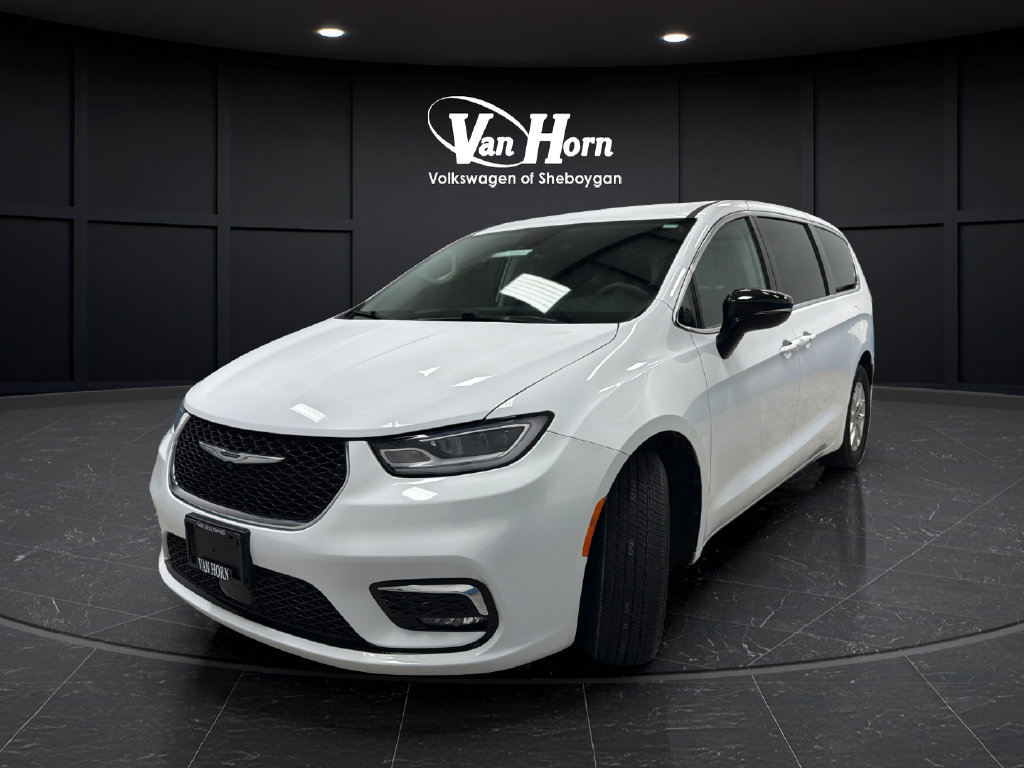 Used 2024 Chrysler Pacifica Touring-L FWD image 3