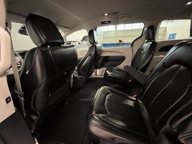 Used 2024 Chrysler Pacifica Touring-L FWD image 14