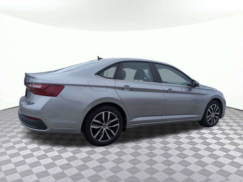 Used 2025 Volkswagen Jetta SE FWD image 3