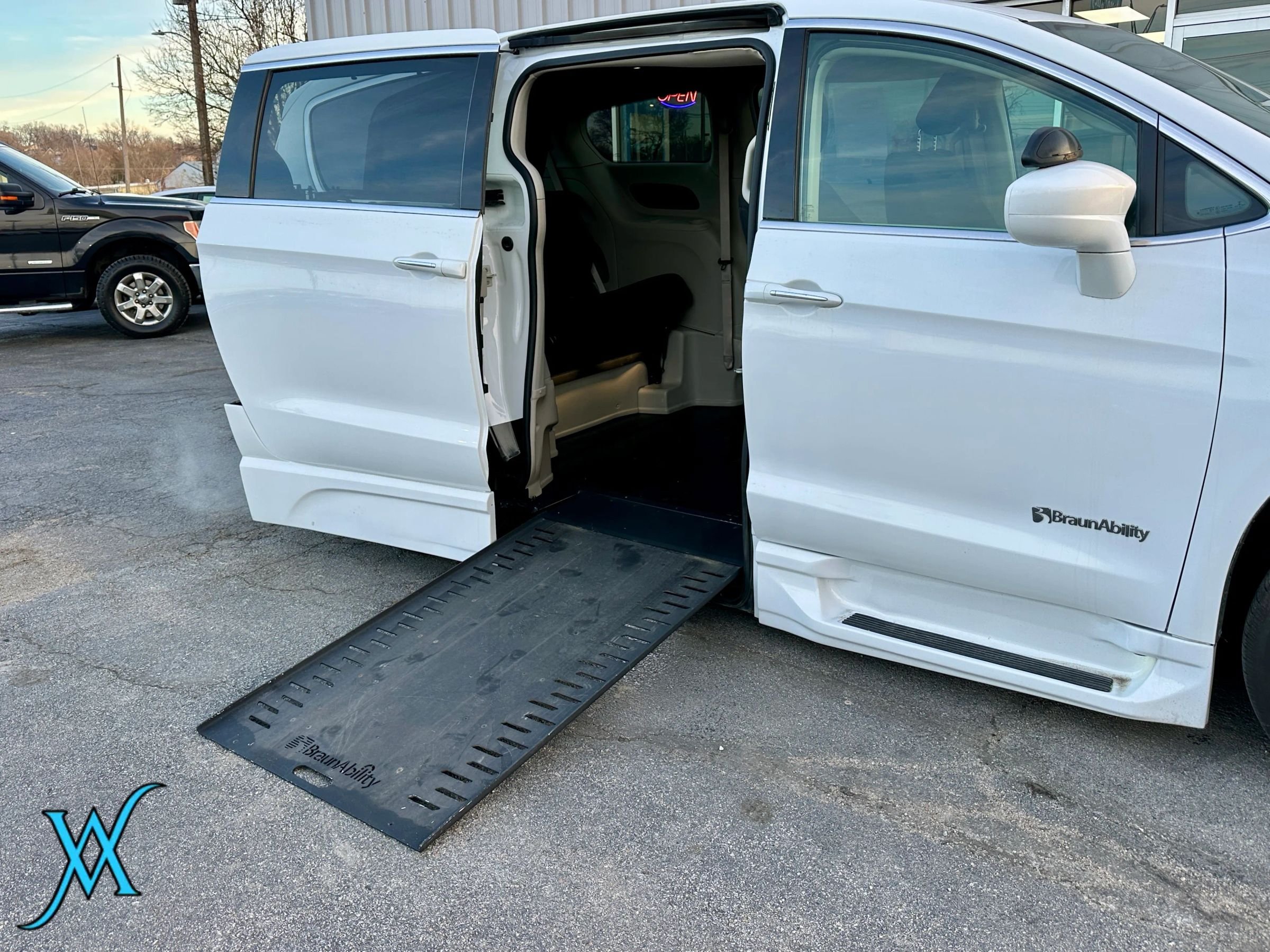 Used 2018 Chrysler Pacifica Touring Plus FWD image 28