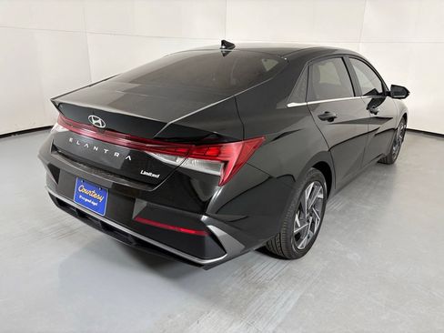 Used 2025 Hyundai Elantra Limited FWD image 8
