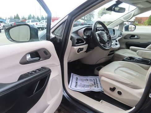 Used 2021 Chrysler Pacifica Touring-L AWD/4WD image 18