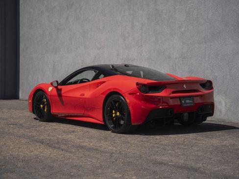 Certified 2017 Ferrari 488 GTB RWD image 3