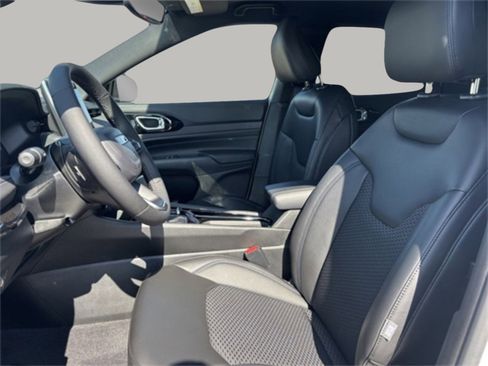 New 2026 Jeep Compass Latitude image 9