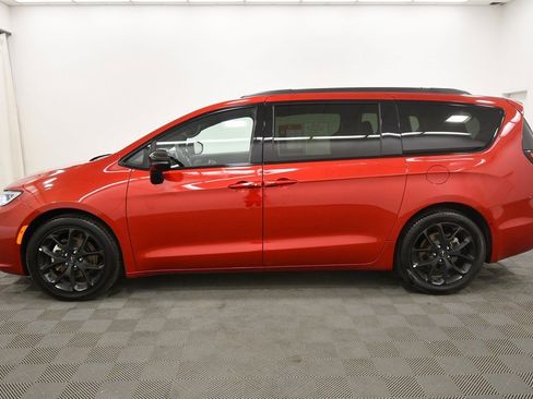 Used 2025 Chrysler Pacifica Limited image 4