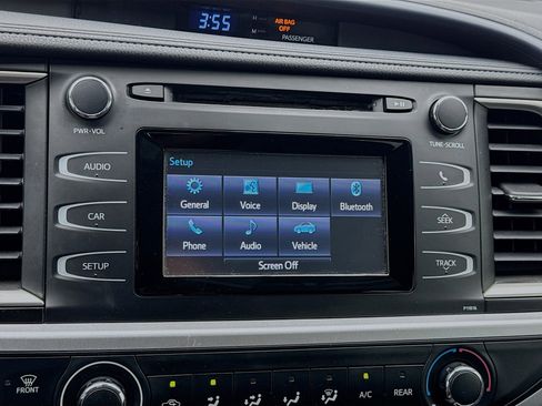 Used 2019 Toyota Highlander LE w/ Carpet Mat Package (TMS) image 9