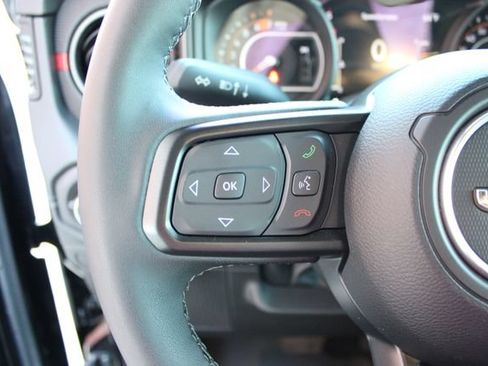 Used 2025 Jeep Wrangler Unlimited Rubicon AWD/4WD image 18