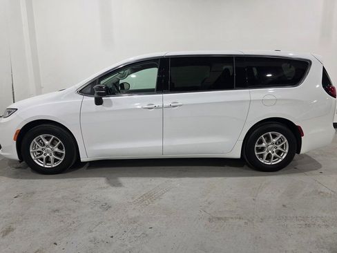 Used 2024 Chrysler Pacifica Touring-L image 14
