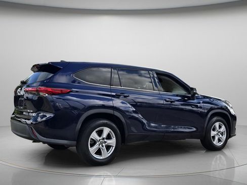 Used 2022 Toyota Highlander LE image 7