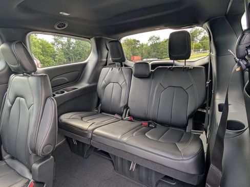 New 2026 Chrysler Pacifica Select image 9