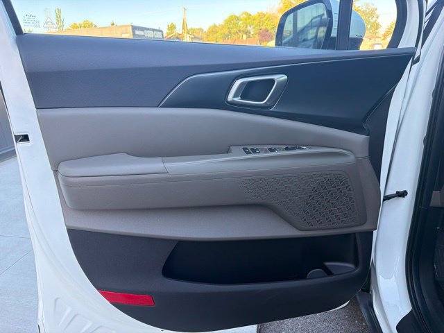 Used 2025 Kia Carnival FWD image 18