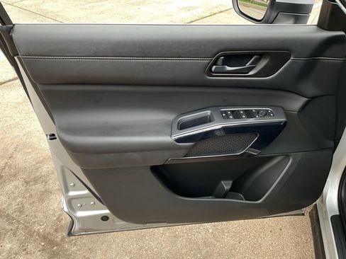 Used 2025 Nissan Pathfinder SV FWD image 11