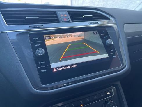 Used 2021 Volkswagen Tiguan SE image 19