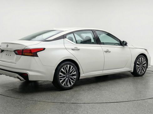 Used 2025 Nissan Altima 2.5 SV image 9