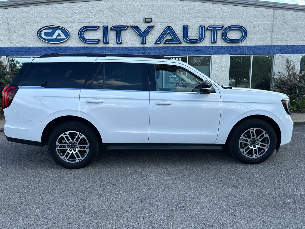 Used 2025 Ford Expedition Active AWD/4WD image 3