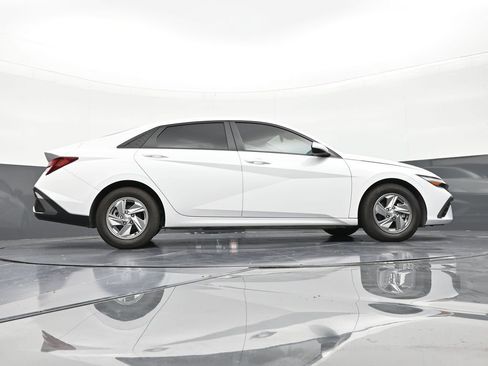 Used 2024 Hyundai Elantra SE FWD image 25