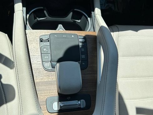 Used 2025 Mercedes-Benz GLS 580 4MATIC image 13