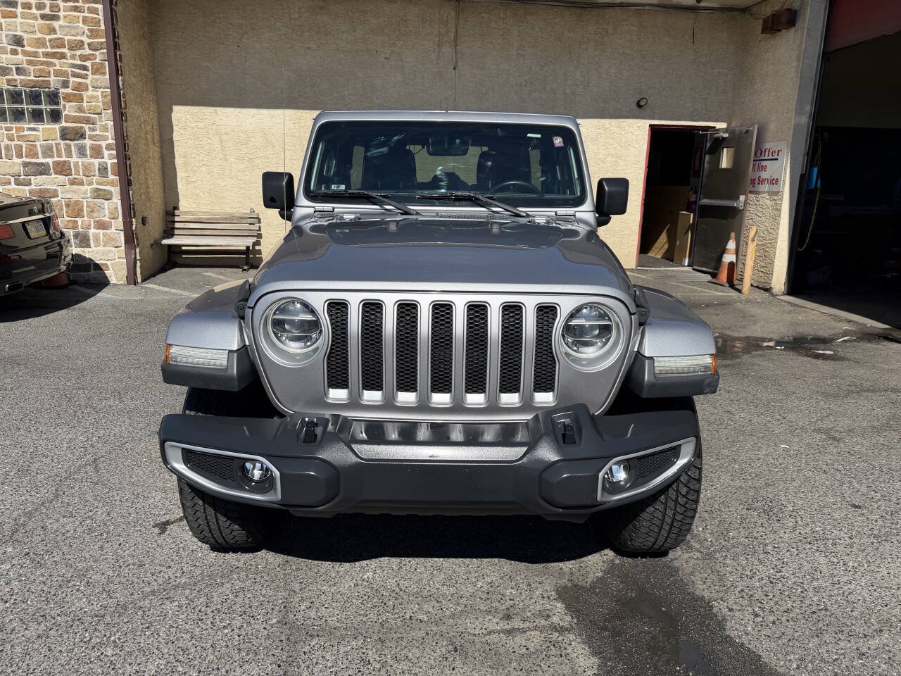 Used 2018 Jeep Wrangler Unlimited Sahara AWD/4WD image 9