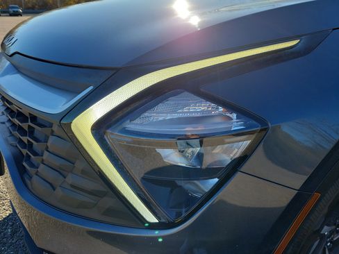 Used 2023 Kia Sportage LX image 9