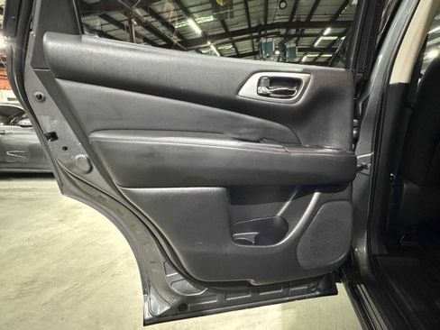 Used 2019 Nissan Pathfinder SV image 44