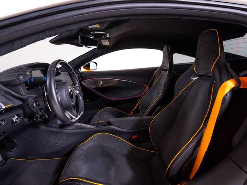 Used 2024 McLaren Artura RWD image 21