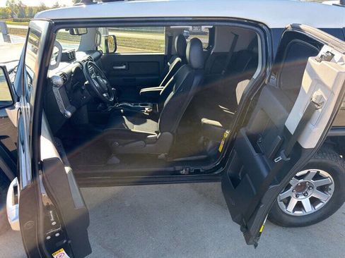 Used 2014 Toyota FJ Cruiser 4WD w/ Convenience Package image 12