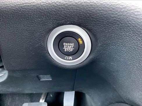 Used 2025 Chrysler Pacifica Limited FWD image 29