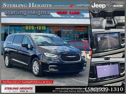 Used 2025 Chrysler Pacifica Select w/ Uconnect Theater Family Group