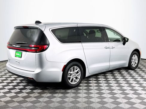 Used 2024 Chrysler Pacifica Touring-L FWD image 8