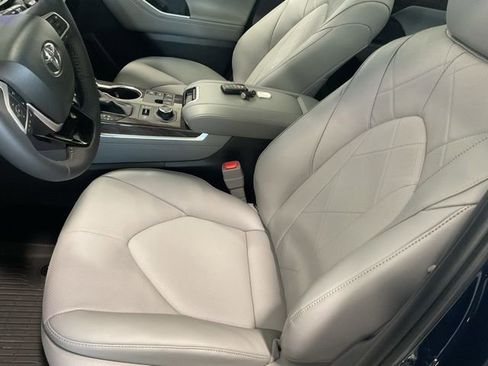 Used 2026 Toyota Highlander Platinum AWD/4WD image 11