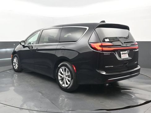 Used 2026 Chrysler Pacifica Limited FWD image 3
