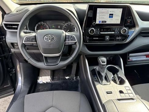 Used 2025 Toyota Highlander LE image 17