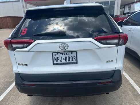 Used 2020 Toyota RAV4 XLE Premium FWD image 4
