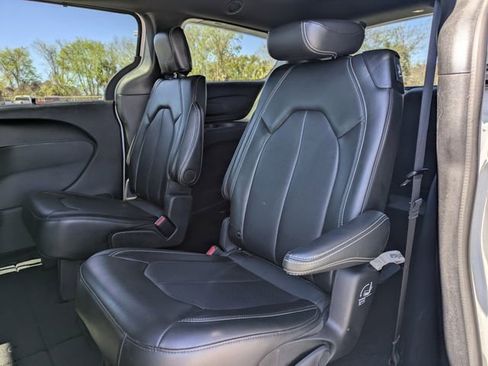 Used 2025 Chrysler Pacifica Select image 15