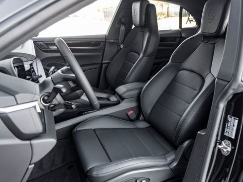 Used 2025 Porsche Macan Electric image 5