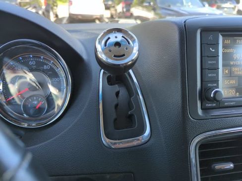 Used 2016 Chrysler Town & Country Touring w/ Driver Convenience Group FWD image 37