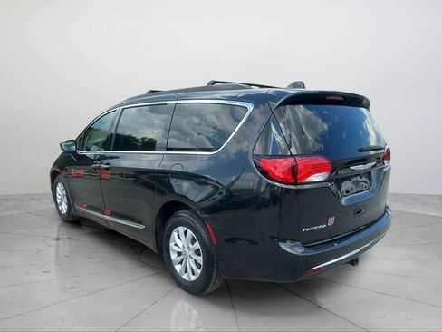 Used 2017 Chrysler Pacifica Touring-L FWD image 8