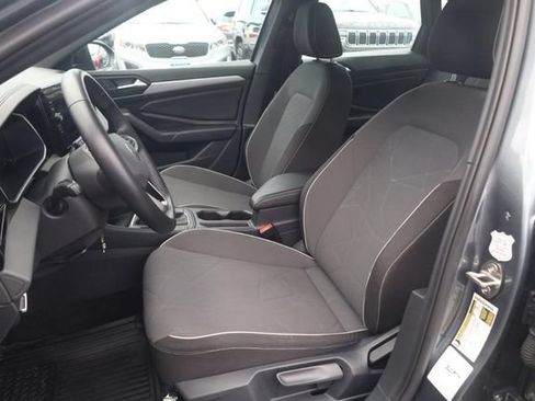 Certified 2025 Volkswagen Jetta Sport FWD image 21