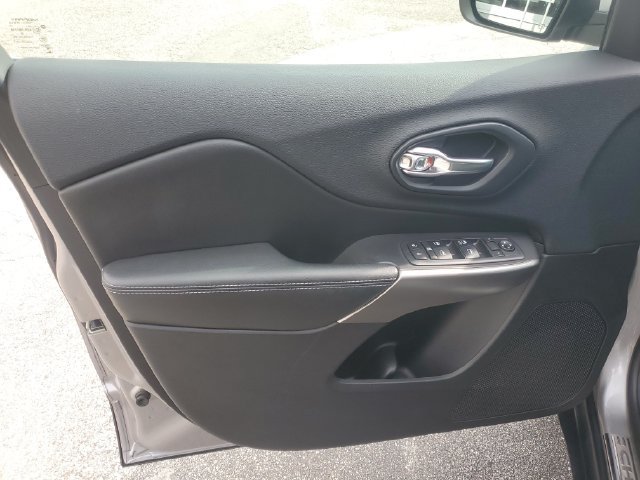 Used 2019 Jeep Cherokee Latitude w/ Popular Appearance Group FWD image 11