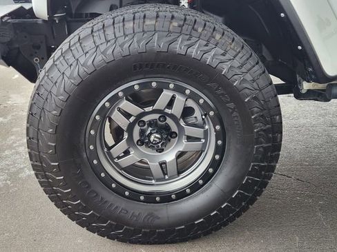 Used 2022 Jeep Gladiator Rubicon w/ Cold Weather Group image 10